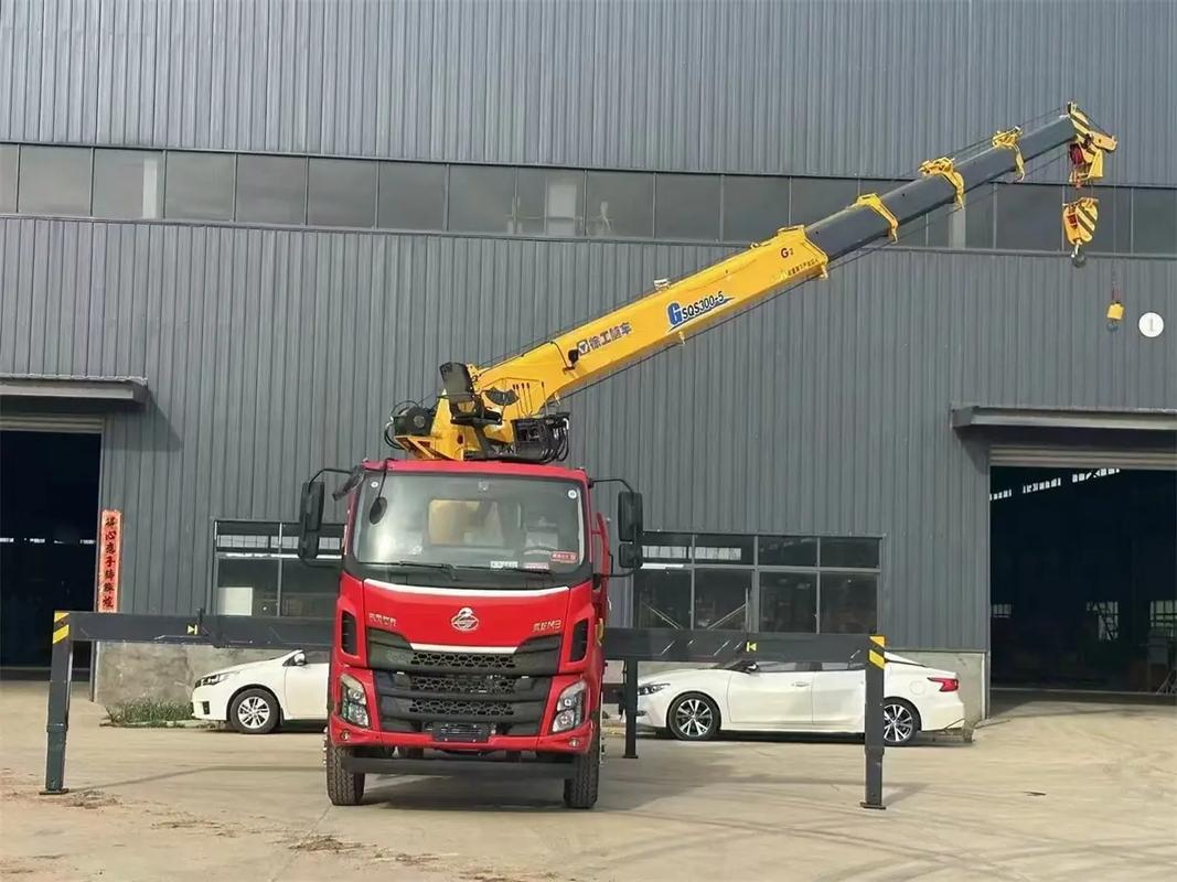 隨車(chē)吊的多功能配備與應(yīng)用優(yōu)勢(shì)